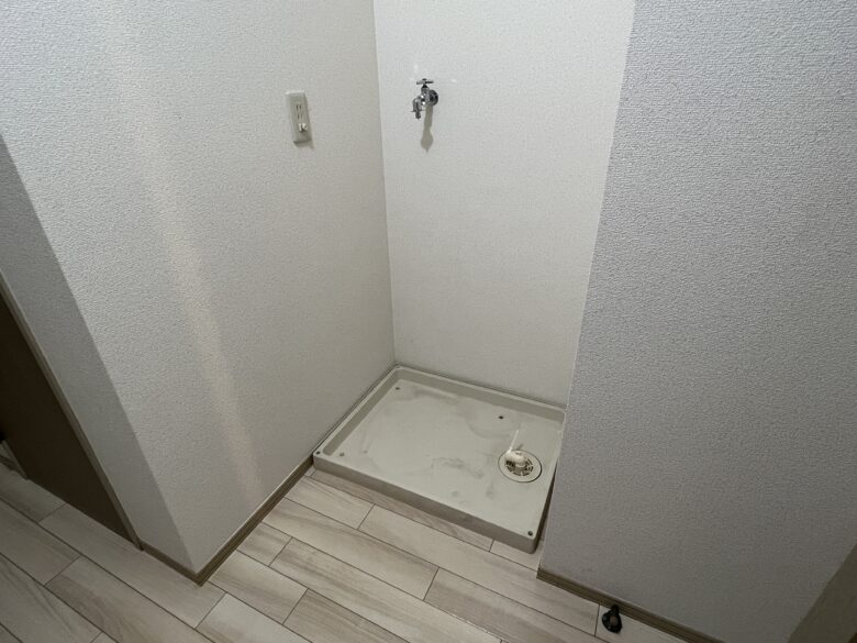 洗濯機置き場の水栓蛇口が低い